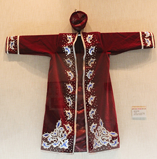 The specificities of Kazakh traditional women clothes are long and